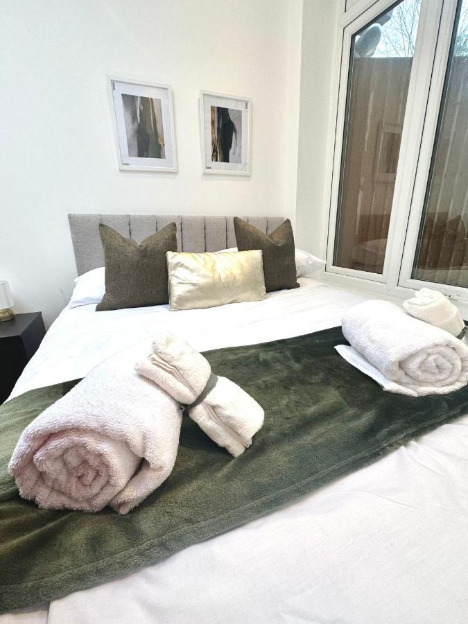 London Charm - Stylish Room In Spacious Home Dış mekan fotoğraf