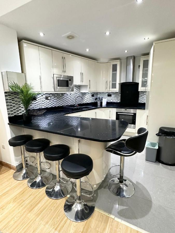 London Charm - Stylish Room In Spacious Home Dış mekan fotoğraf